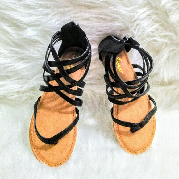(NEW)! Cute! Black Flat Sandals! - Picture 5 of 8